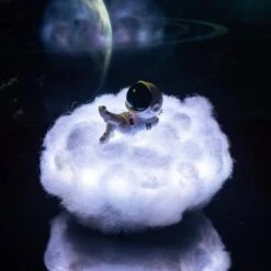 Lampe Astronaute Sur Son Nuage -Space Série Magasin lampe astronaute magique